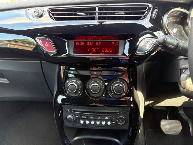 2011 CITROEN DS3 VTi 120 Auto DStyle - Picture 10 of 13