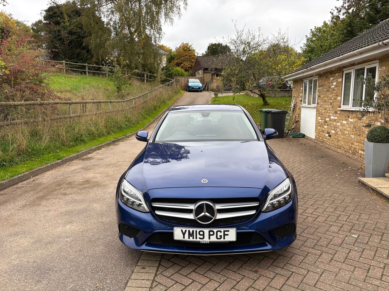 2019 Mercedes-benz GLC-Class GLC 250 4MATIC Sport - Picture 2 of 17