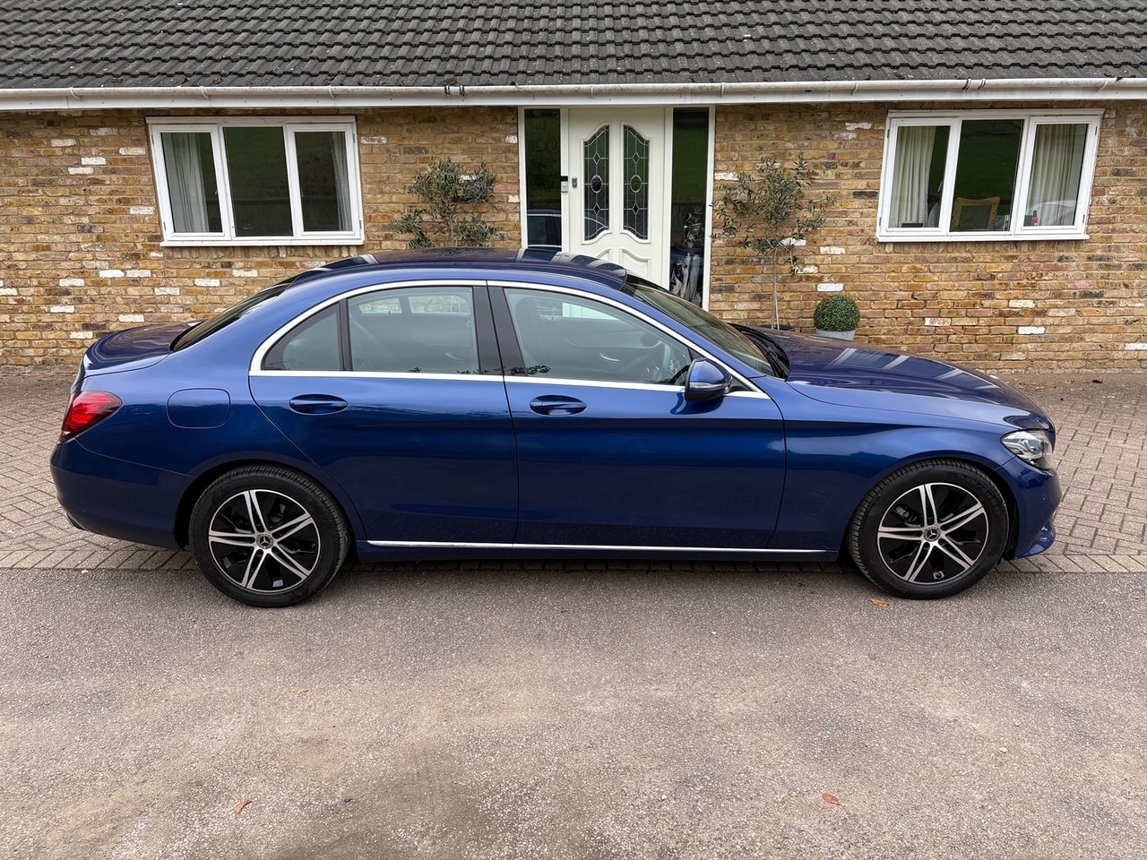 2019 Mercedes-benz GLC-Class GLC 250 4MATIC Sport - Picture 3 of 17