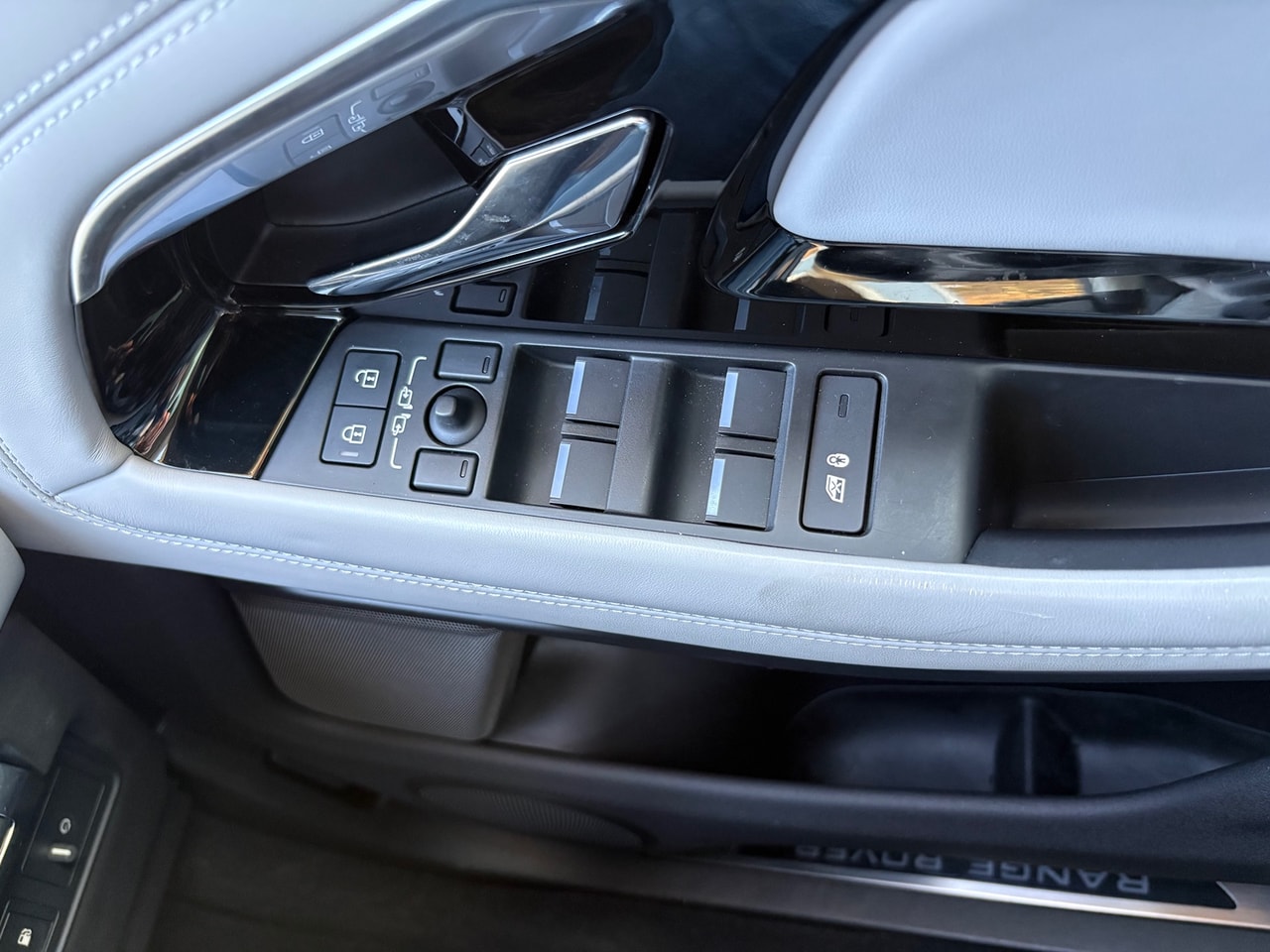 2022 LAND ROVER Range Rover Evoque P300e Autobiography AWD Auto - Picture 17 of 21