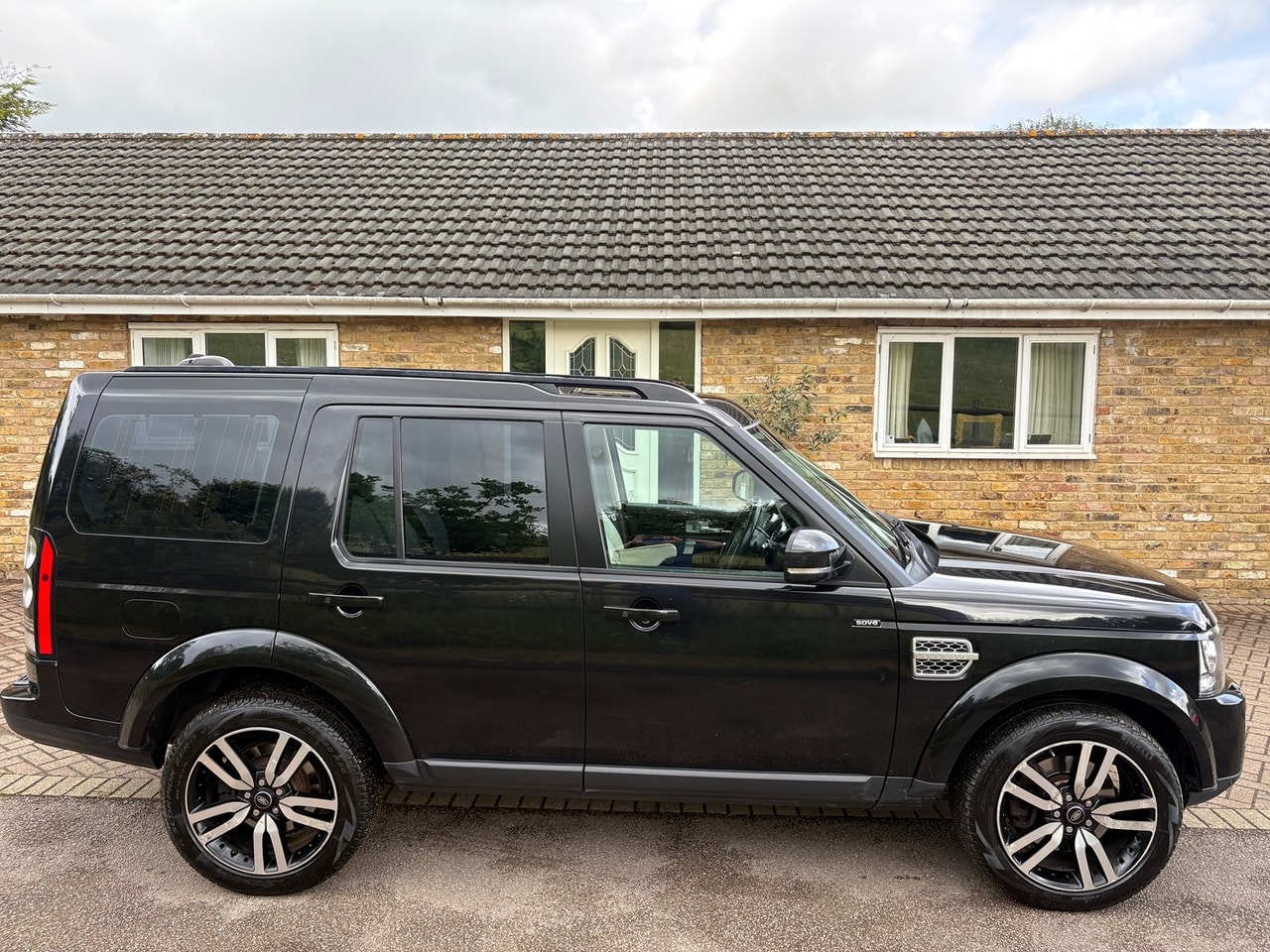 2014 LAND ROVER Discovery 3.0 SDV6 HSE Luxury - Picture 2 of 21