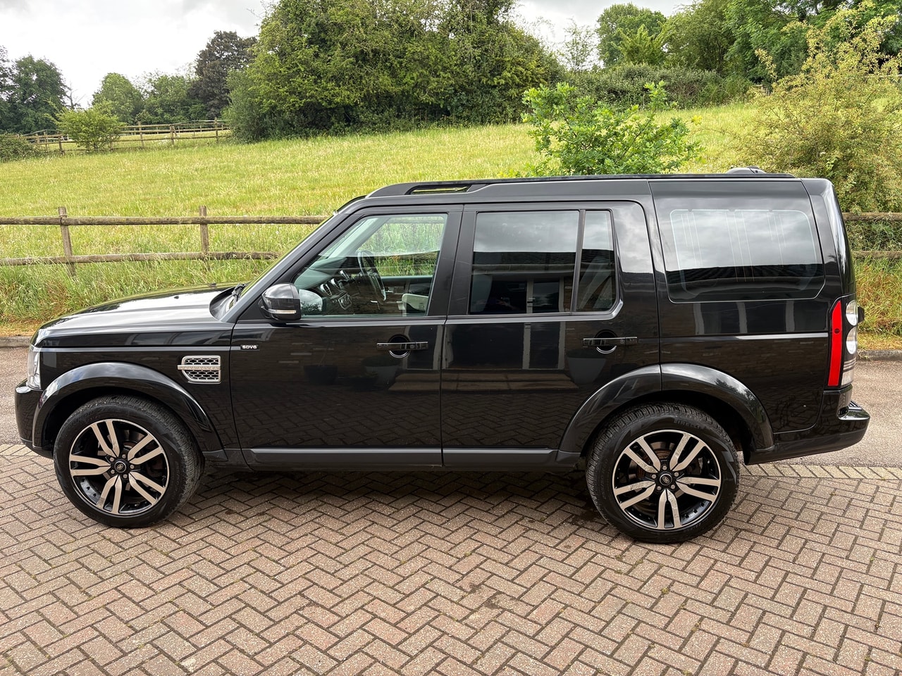 2014 LAND ROVER Discovery 3.0 SDV6 HSE Luxury - Picture 4 of 21