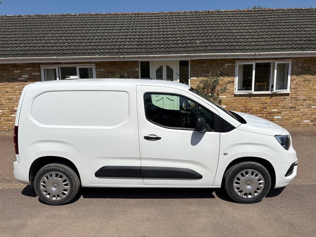2020 VAUXHALL Combo L2 Spt 2300 1.5 (100PS) TD S/S Eu6.2 - Picture 3 of 15