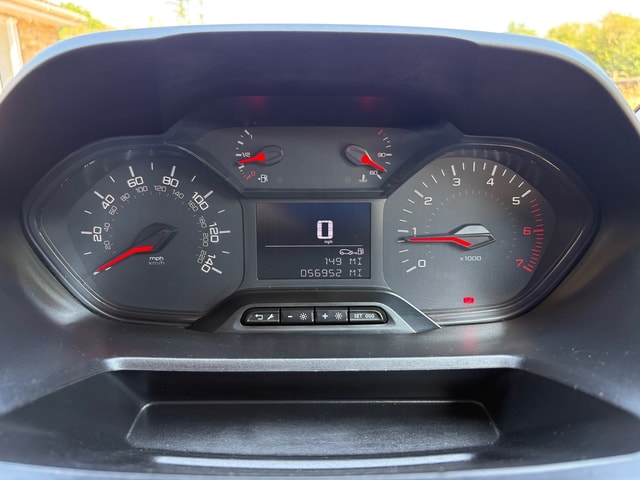2019 PEUGEOT Partner 1.6 BlueHDi 100 S&S manual 950 Professio - Picture 6 of 18