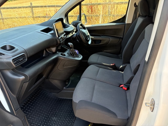 2019 PEUGEOT Partner 1.6 BlueHDi 100 S&S manual 950 Professio - Picture 15 of 18
