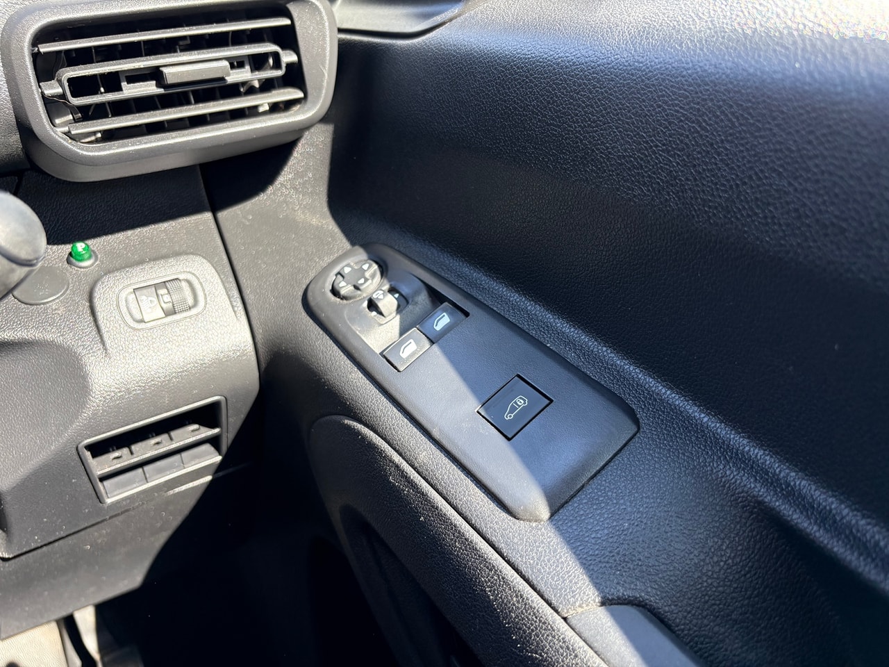 2019 PEUGEOT Partner 1.6 BlueHDi 100 S&S manual 950 Professio - Picture 18 of 18
