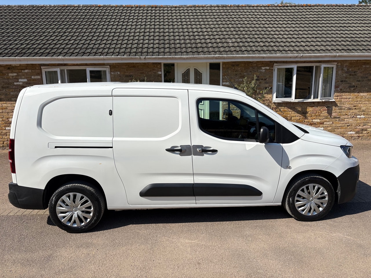2019 PEUGEOT Partner 1.6 BlueHDi 100 S&S manual 950 Professio - Picture 3 of 18