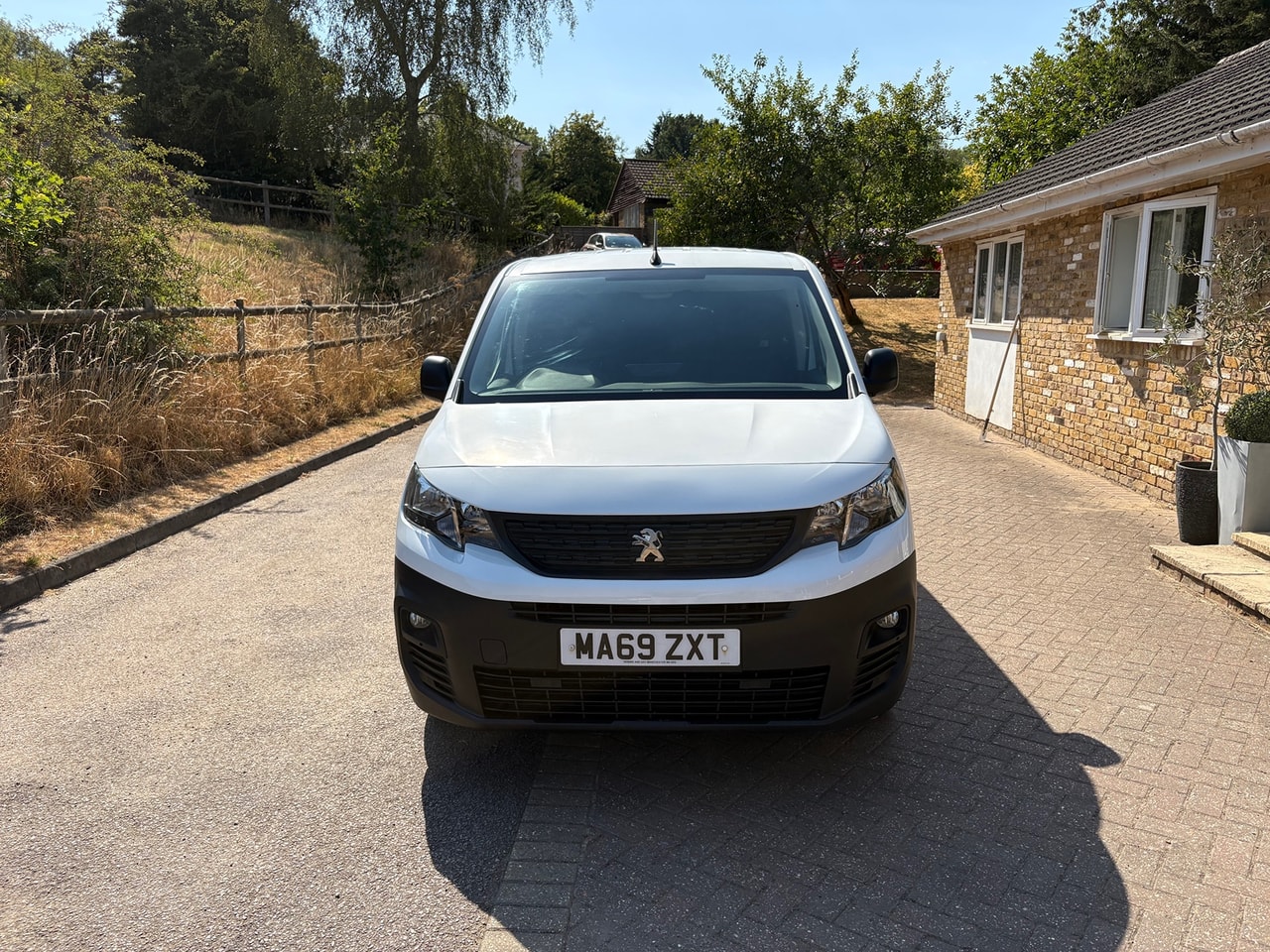 2019 PEUGEOT Partner 1.6 BlueHDi 100 S&S manual 950 Professio - Picture 2 of 18