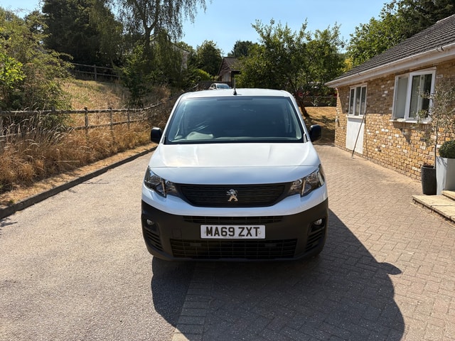 2019 PEUGEOT Partner 1.6 BlueHDi 100 S&S manual 950 Professio - Picture 2 of 18