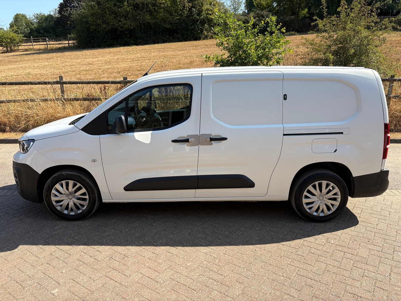 2019 PEUGEOT Partner 1.6 BlueHDi 100 S&S manual 950 Professio - Picture 5 of 18