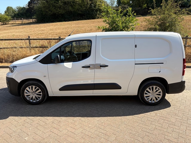 2019 PEUGEOT Partner 1.6 BlueHDi 100 S&S manual 950 Professio - Picture 5 of 18