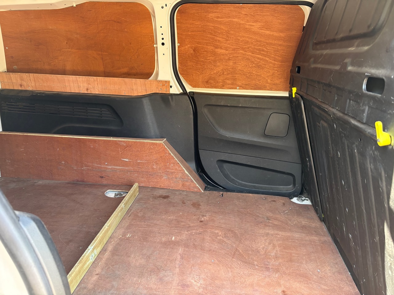 2019 PEUGEOT Partner 1.6 BlueHDi 100 S&S manual 950 Professio - Picture 12 of 18