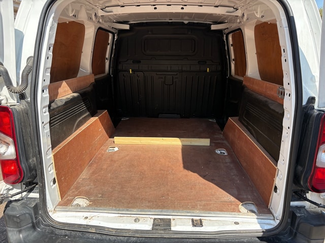 2019 PEUGEOT Partner 1.6 BlueHDi 100 S&S manual 950 Professio - Picture 7 of 18