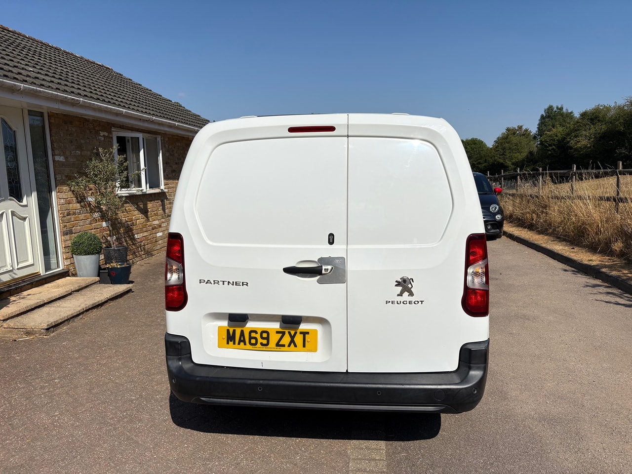 2019 PEUGEOT Partner 1.6 BlueHDi 100 S&S manual 950 Professio - Picture 4 of 18