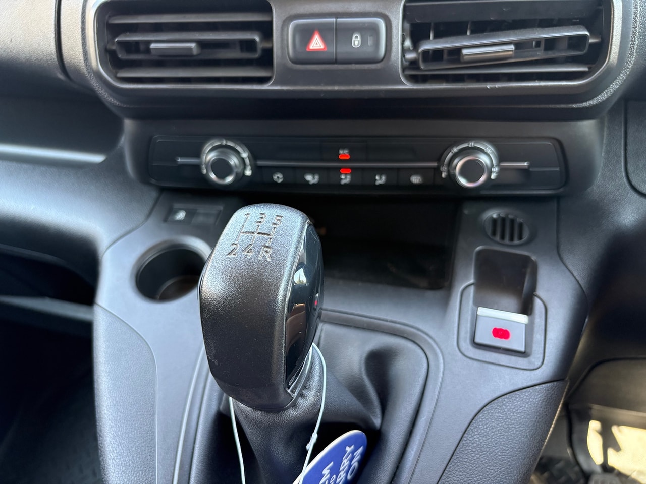 2019 PEUGEOT Partner 1.6 BlueHDi 100 S&S manual 950 Professio - Picture 14 of 18
