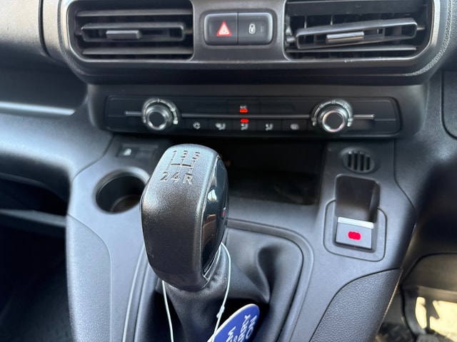 2019 PEUGEOT Partner 1.6 BlueHDi 100 S&S manual 950 Professio - Picture 14 of 18