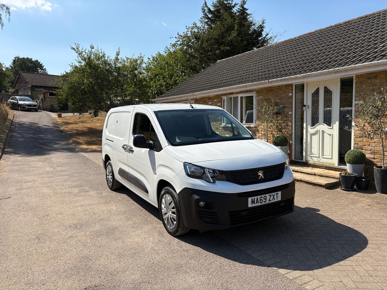 2019 PEUGEOT Partner 1.6 BlueHDi 100 S&S manual 950 Professio - Picture 1 of 18
