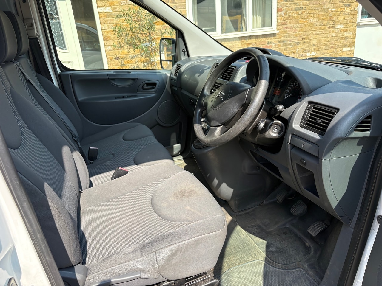 2014 CITROEN Dispatch HDi 125 6-speed L2H1 1200 - Picture 6 of 18
