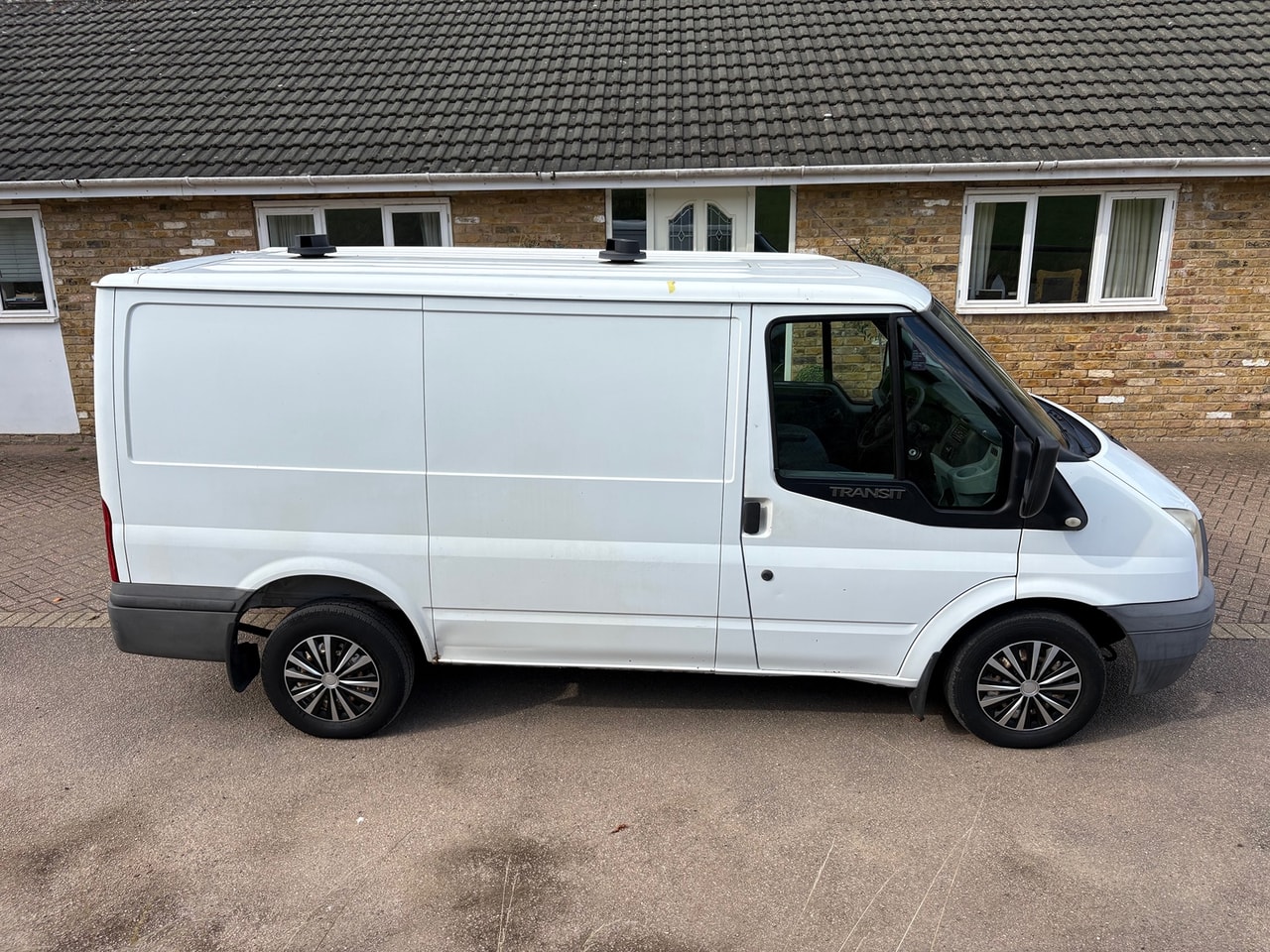 2012 FORD Transit 2.2TDCi 100PS 260 SWB Low Roof FWD - Picture 3 of 17