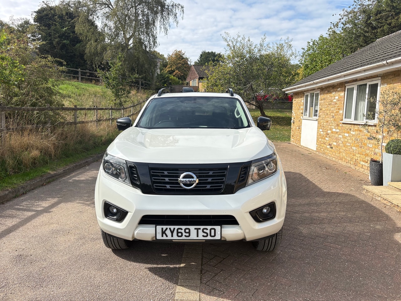 2019 NISSAN Navara N-Guard DoubleCab 2.3 dCi 190PS 4WD Auto - Picture 2 of 18
