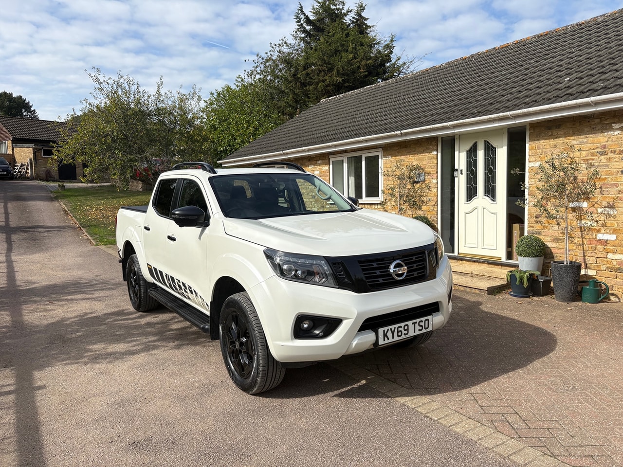 2019 NISSAN Navara N-Guard DoubleCab 2.3 dCi 190PS 4WD Auto - Picture 1 of 18