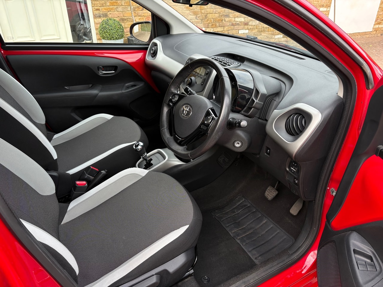 2016 TOYOTA Aygo 1.0 VVT-i x - Picture 11 of 17